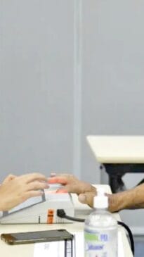Mesários recebem, orientam e registram os dados dos eleitores. Eles atuam durante todo o período de votação. Fotos: Divulgação/Tomaz silva/Agência Brasil