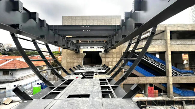 Instalação de passarela na Estação Campo Belo, da Linha 17-Ouro, em São Paulo