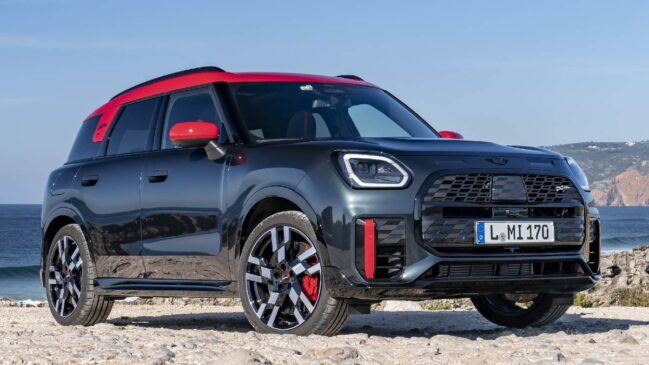 O novo John Cooper Works Countryman tem 4,43 metros de comprimento
