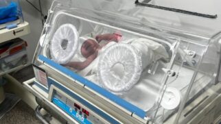 Após dar à luz, mãe e filha foram acolhidas e levadas ao hospital