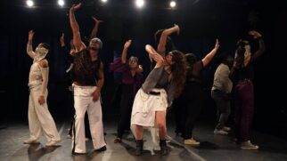 Em cena, mulheres que nunca vivenciaram o mundo das artes  assumem o protagonismo do espetáculo junto ao elenco da companhia 