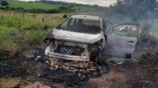 Carro de um dos mortos foi encontrado incendiado