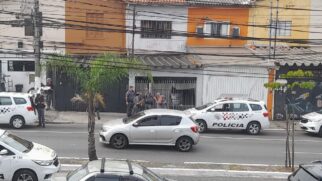 Ao chegar no local, os policiais se depararam com seis indivíduos, que ao verem os policiais tentaram fugir, porém foram perseguidos e presos