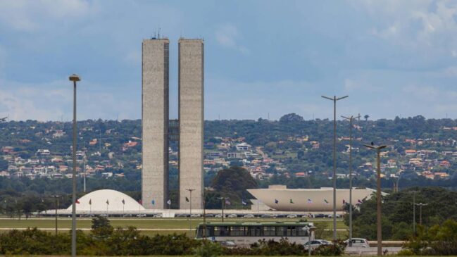 Constituição Federal de 1988 proibiu o Distrito Federal de ser dividido em municípios