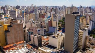 Segundo o Mapa da Desigualdade, divulgado em 2022, na cidade de São Paulo o índice de domicílios em comunidades é de 9,4%