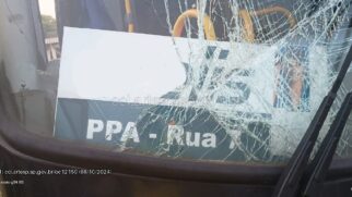Ônibus bate na traseira do outro e deixa 13 passageiros levemente feridos