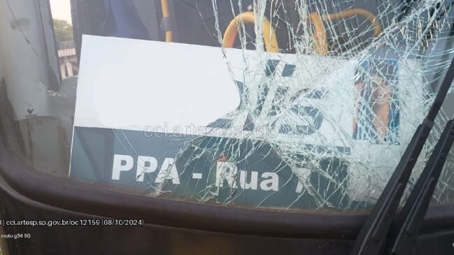 Ônibus bate na traseira do outro e deixa 13 passageiros levemente feridos