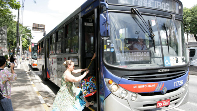 Na manhã desta segunda-feira (14/10) o transporte público de Taboão da Serra, na Grande São Paulo, voltou a funcionar normalmente