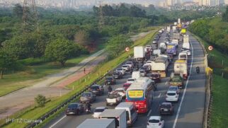 Motoristas enfrentam trânsito carregado em várias rodovias