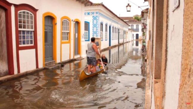 As ruas de Paraty foram planejadas pouco acima do nível do mar, e as casas construídas cerca de 30 cm acima das ruas, para que a água não invada as construções.