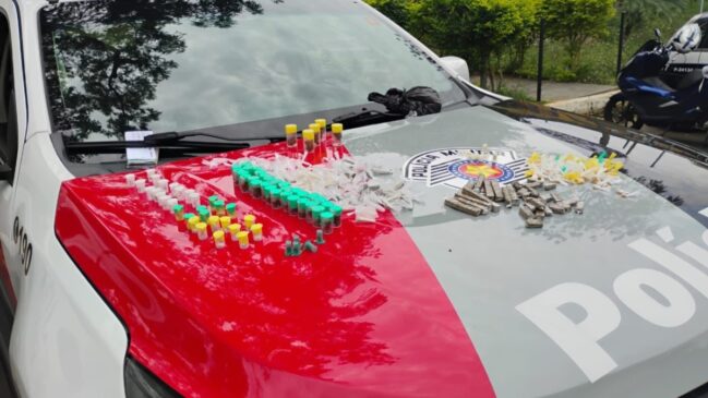 Dentro da sacola descartada, foram encontrados oito comprimidos de ecstasy, 74 pedras de crack, 118 pacotes de maconha, 100 pacotes de cocaína e R$ 173 em dinheiro