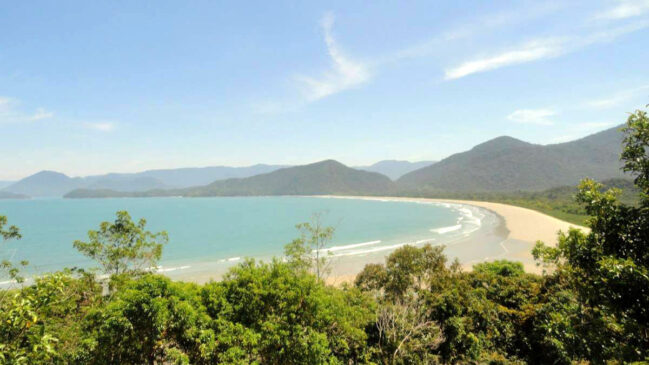 A Praia da Fazenda atravessa a ampla baía da tradicional vila de pescadores de Picinguaba