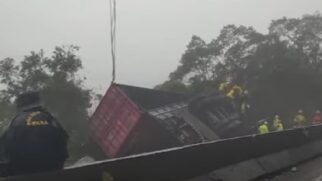 Nove pessoas morreram após acidente entre carreta e van