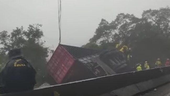 Nove pessoas morreram após acidente entre carreta e van