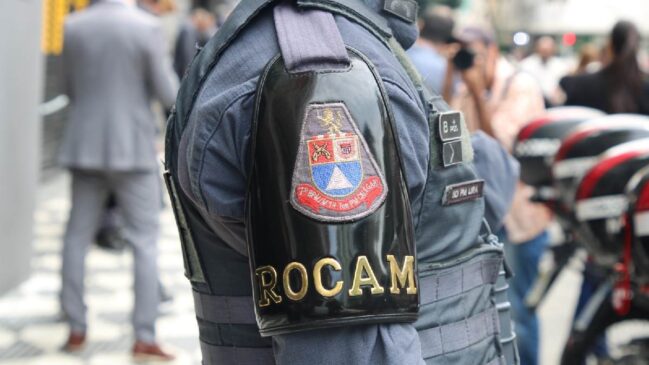Após consultas via Copom, foi identificado que o suspeito era foragido da Justiça