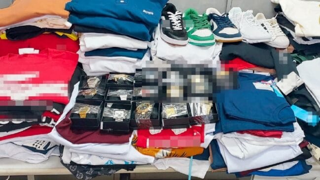 Óculos, bonés, tênis, relógios, bolsas e camisetas foram apreendidas