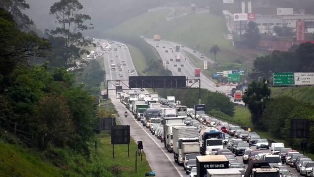 Congestionamento ultrapassa meia hora na rodovia dos Imigrantes