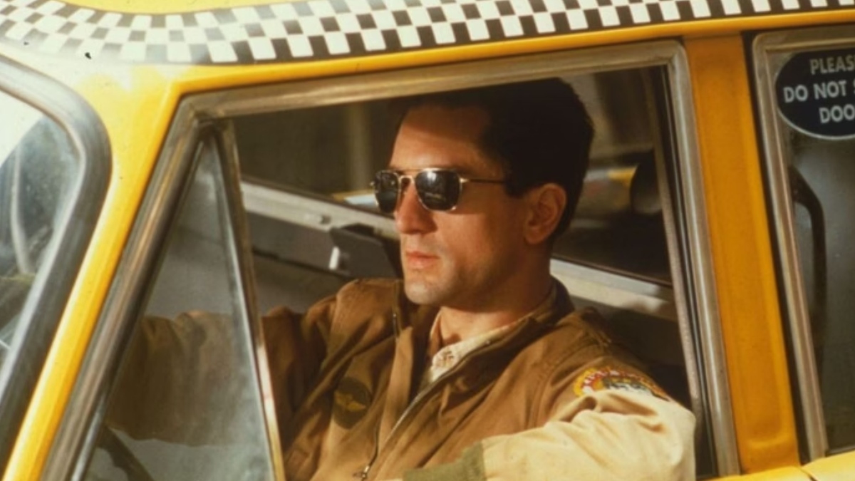 2. Taxi Driver -Lançada em 1976 e sob direção do histórico Martin Scorsese, a trama tem Robert De Niro como seu ator protagonista. O filme de suspense de gênero criminal acompanha a história de um motorista de táxi de Nova Iorque, chamado de Travis Bickle, que também é veterano de guerra. Ele entra em uma jornada para salvar a vida de uma jovem prostituta que entra em seu carro para fugir de um poderoso cafetão - (Reprodução)