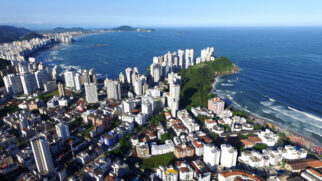 Localizado a cerca de 90 quilômetros da capital paulista, Guarujá oferece opções que vão desde praias movimentadas até recantos mais reservados