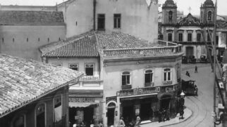 O primeiro Café Girondino, na esquina da rua 15 de novembro com a praça da Sé, em fotografia de 1910