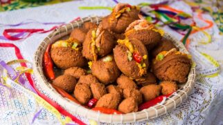 Com massa de feijão fradinho frita, caruru, vatapá, vinagrete e camarão defumado o acarajé é a estrela do eventoCom massa de feijão fradinho frita, caruru, vatapá, vinagrete e camarão defumado