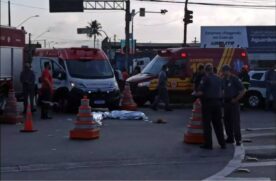 Acidente entre moto e carreta, em Vicente de Carvalho, no Guarujá, litoral de São Paulo