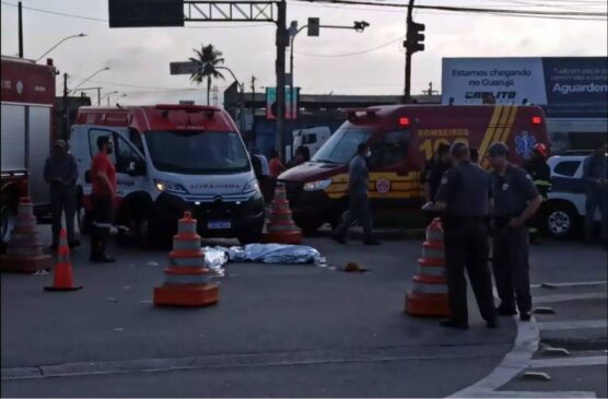 Acidente entre moto e carreta, em Vicente de Carvalho, no Guarujá, litoral de São Paulo