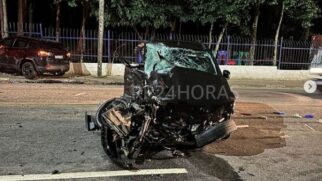 Um dos veículos ficou completamente destruído