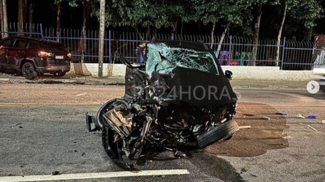 Um dos veículos ficou completamente destruído
