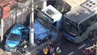 Um poste caiu devido ao grave acidente
