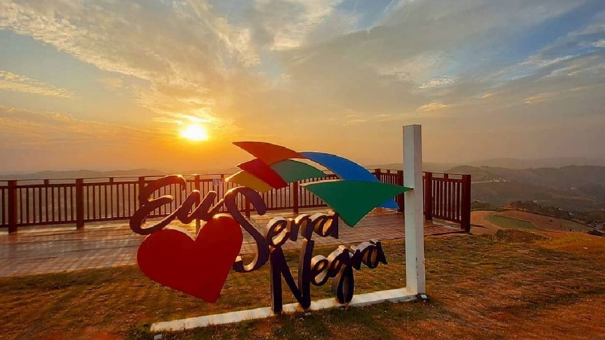 Lugar mais alto da região com 1310 metros, é possível apreciar uma bela vista e ver mais de 10 cidades da região no Alto da Serra. Há também o Clube do Vôo para os amantes das alturas - (Divulgação/Serra Negra)