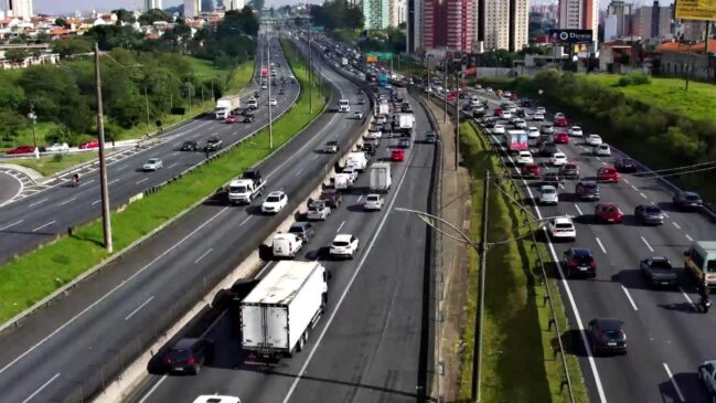 Trânsito chega a mais de meia hora em diversas rodovias que entram em São Paulo