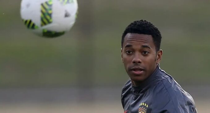 Robinho durante treinamento meses antes de ser preso