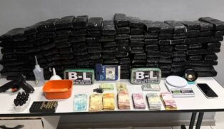 Polícia apreendeu 143 tijolos de maconha, duas barras e pedras de crack, uma pistola, munições, balanças de precisão e um documento do investigado