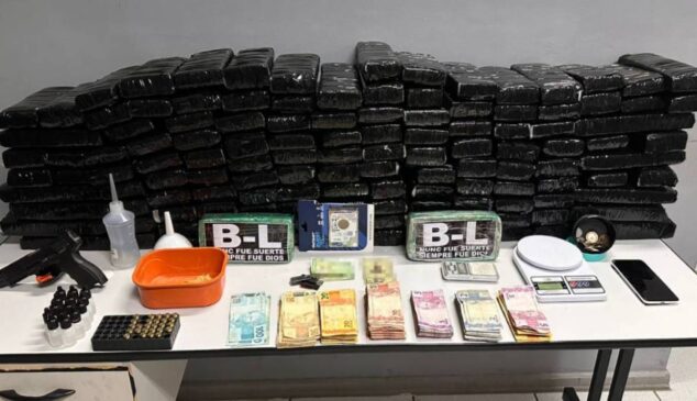 Polícia apreendeu 143 tijolos de maconha, duas barras e pedras de crack, uma pistola, munições, balanças de precisão e um documento do investigado