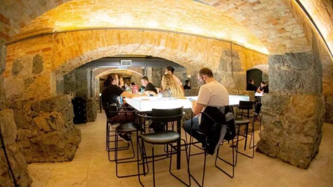 A estrutura do bar faz jus ao seu nome, com arcos romanos sustentando o ambiente em pedras e "argamassa" de conchas, gordura de baleia e areia, técnica de construção do início do século XX.