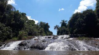 Atração emocionante para os corajosos em Brotas é a de deslizar sobre as pedras da Cachoeira do Escorregador