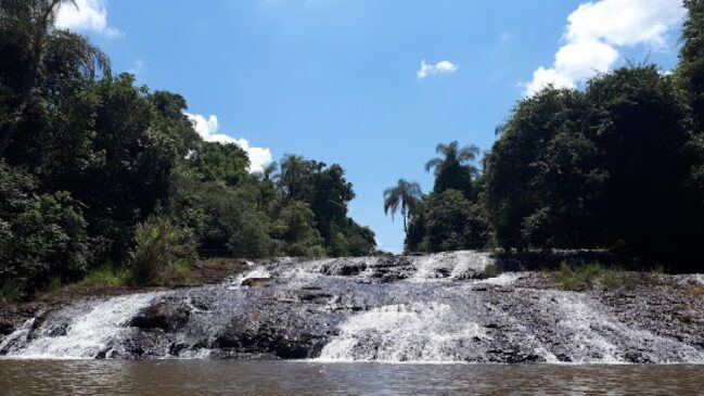 Atração emocionante para os corajosos em Brotas é a de deslizar sobre as pedras da Cachoeira do Escorregador