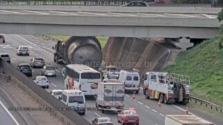 Carga bateu no viaduto e caiu na rodovia Anhanguera