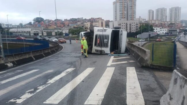 Acidente ocorreu por volta das 6h e parte da alça de acesso ao viaduto precisou ser bloqueada