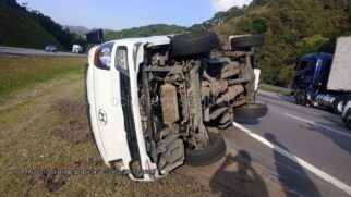 Segundo Artesp, o pneu traseiro do caminhão teria furado e o motorista perdido o controle da direção