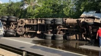 Carreta está há pelo menos 14 horas tombada em avenida