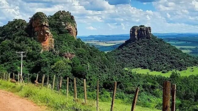 O Morro do Cuscuzeiro, com sua formação rochosa peculiar, é o destino perfeito para quem gosta de trilhas e escaladas desafiadoras.