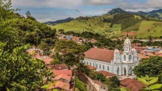 A estância climática de São Bento do Sapucaí oferece diversas trilhas para os amantes do ecoturismo