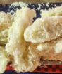 Cocada cremosa de panela leva apenas 2 ingredientes e fica com textura de colher; veja como preparar o doce sem forno e sem batedeira em poucos minutos