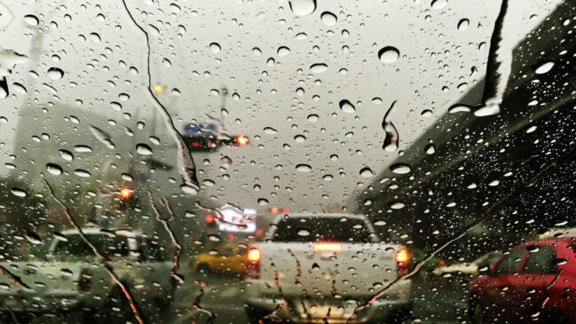 Sob chuva persistente, a capital paulista rompeu a barreira histórica dos 1.035 quilômetros de lentidão
