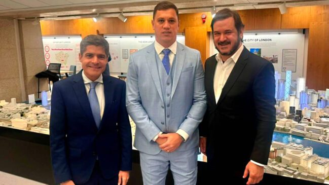 Prefeito eleito de Taboão da Serra, Engenheiro Daniel (centro), está com agenda intensa de viagens antes de assumir o comando da cidade