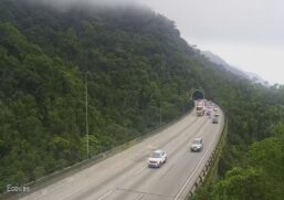 Trecho de serra da rodovia dos Imigrantes tem transito intenso