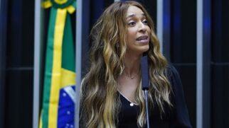 Deputada Erika Hilton (PSOL-SP) enfatiza que a redução da carga horária semanal deve ocorrer sem diminuição salarial