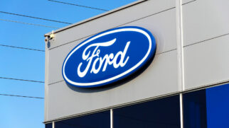 Candidatos às vagas na Ford devem ter disponibilidade para estagiar seis horas por dia e estar cursando em 2025 o penúltimo ou último ano